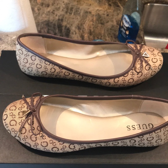 Women’s Guess Flats - Picture 2 of 3